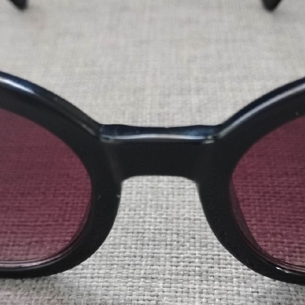 Oscar de la Renta Black Sunglasses with Gold Accents - Picture 10 of 11